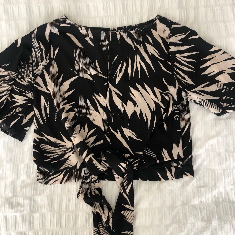 Blouse with key hole and tie in the front - Picture 1 of 2